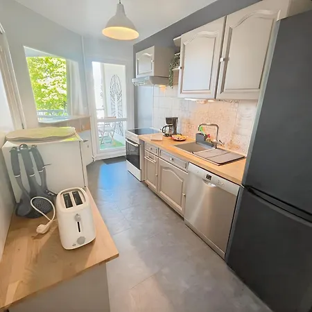 A 10 Minutes A Pied Du Centre Avec Parking Prive Et Balcon * كان