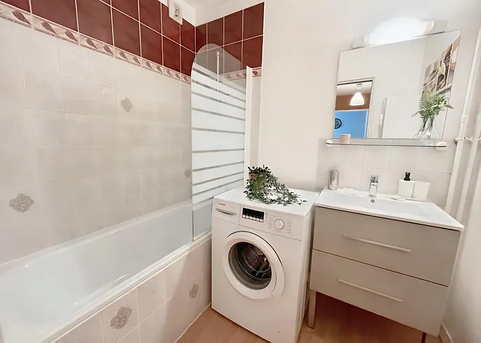 A 10 Minutes A Pied Du Centre Avec Parking Prive Et Balcon アパート *